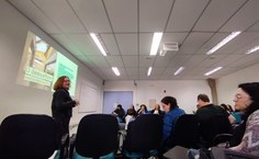 Sandra Nunes durante apresentação de trabalho