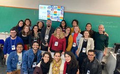 Priscila Muniz com grupo de pesquisadores durante o Encontro da Compós