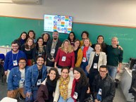 Priscila Muniz com grupo de pesquisadores durante o Encontro da Compós