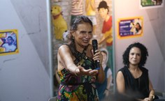 Professora Maria Angélica, organizadora do livro Arquiteturas costuradas corpos, gestos, experimentos criativos