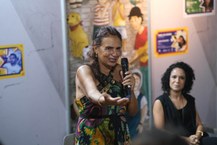 Professora Maria Angélica, organizadora do livro Arquiteturas costuradas corpos, gestos, experimentos criativos