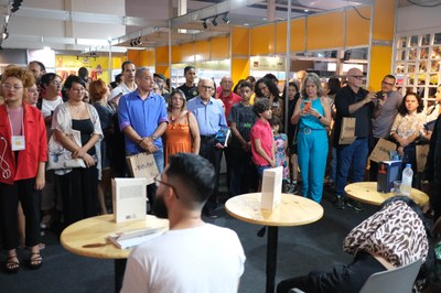 Público prestigia lançamentos da Bienal