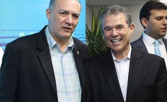 Reitor Josealdo Tonholo com o ministro da Pesca, André de Paula