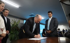 Reitor Josealdo Tonholo assina termo de cooperação com a Seris