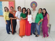 Givanya Bezerra de Melo (no centro) vai para a Escola de Enfermagem (Eenf)