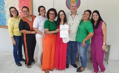 Givanya Bezerra de Melo (no centro) vai para a Escola de Enfermagem (Eenf)