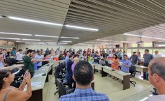 35 técnico-administrativos, em vários cargos, e uma docente foram empossados nesta manhã