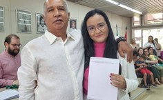 Professor Calazans emocionado ao entregar o termo de posse para a filha Leila