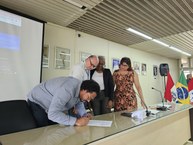 Danilo Marques e professor Regla assinaram termo de posse como conselheiros do Consuni (Foto Hiago Santos)