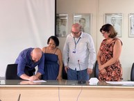 Os servidores técnico-administrativos, Erivaldo Farias e Risonilda Costa, assinam o termo de posse