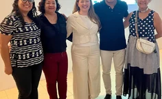 Aline (ao centro) com professores do IQB e com o pró-reitor de extensão Cezar Nonato