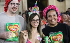 Fantasias para todos os gostos durante o desfile do bloco Filhinhos da Mamãe, no bairro de Jaraguá (Foto: Renner Boldrino)