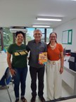 Professora Cirlene [de verde]  fazendo doação de exemplares para compor o acervo da biblioteca da Ufal Maceió e Delmiro (Arquivo Pessoal)