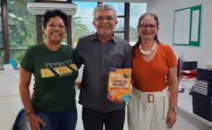 Professora Cirlene [de verde]  fazendo doação de exemplares para compor o acervo da biblioteca da Ufal Maceió e Delmiro (Arquivo Pessoal)