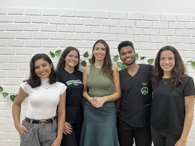 Projeto Amamenta Hupaa é coordenado pela docente Myrtis Bezerra [ao centro] da Fanut e conta com os estudantes Adonay Guedes, Esther Cândido, Beatriz Leal e Isabely Barros