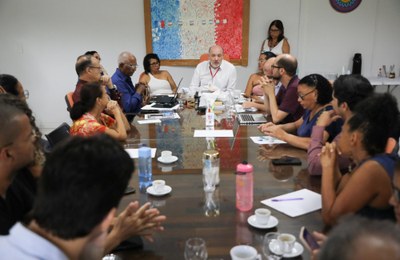 Reitor Josealdo Tonholo reunido com representantes do comando de greve (Fotos Renner Boldrino)