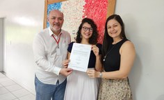 A nova docente Patieene Alves Passoni recebe termo e posse do reitor Josealdo Tonholo e da professora Camila Hermida