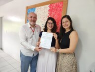 A nova docente Patieene Alves Passoni recebe termo e posse do reitor Josealdo Tonholo e da professora Camila Hermida