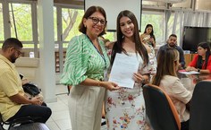 Laise Soares Lima recebeu o termo de posse da coordenadora da Assessoria de Comunicação, Simoneide Araújo