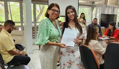 Laise Soares Lima recebeu o termo de posse da coordenadora da Assessoria de Comunicação, Simoneide Araújo