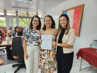 Layane Nascimento de Araújo recebe seu termo de posse das professoras da Faculdade de Arqueitetura e Urbanismo