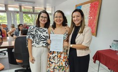 Layane Nascimento de Araújo recebe seu termo de posse das professoras da Faculdade de Arqueitetura e Urbanismo