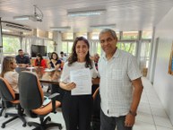 Nathalia Feidelis, nova docente da Faculdade e Nutrição, recebe termo de posse do professor José Bento, chefe de gabinete