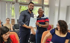 Professor empossado David Gadelha da Costa recebe termo de posse do pró-reitor de Gestão de Pessoas, Wellington Pereira