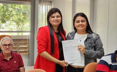 Professora Marianne Batista recebe termo de posse da diretora adjunta do DAP, Elma Santos