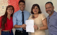 A vice-reitora Eliane Cavalcanti, o novo servidor João Lucas e seus pais João e Sandra Oliveira