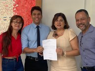 A vice-reitora Eliane Cavalcanti, o novo servidor João Lucas e seus pais João e Sandra Oliveira