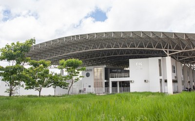 Sede do CIC no Campus A.C. Simões , por trás dos bancos