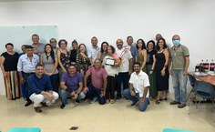 Servidora Claudemilsan, a Claudinha, recebe homenagem da comunidade acadêmica do ICF
