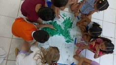 Crianças pintando a árvore dos direitos sociais.jfif