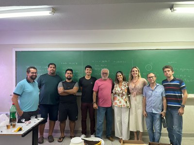 Equipe do IM reunida para homenagem ao professor Eduardo perdigão, de camisa rosa