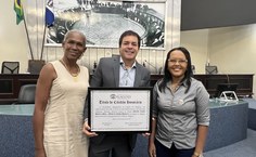 Professoras Regla Toujaguez e Vanuza Souza do Ceca prestigiaram o homenageado