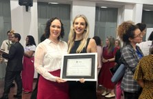 Professora Elaine Pimentel  com a mais nova cidadã maceioense