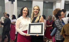 Professora Elaine Pimentel  com a mais nova cidadã maceioense