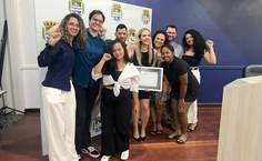 Professora Juliana, com colegas de trabalho e suas alunas