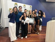 Professora Juliana, com colegas de trabalho e suas alunas