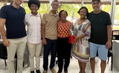 Carminha com sua família na festa de despedida na Proest