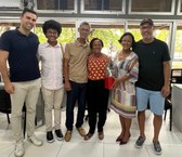 Carminha com sua família na festa de despedida na Proest