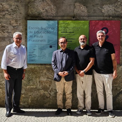 O coordenador da Cied, professor Fernando Pimentel (de terno ao centro), com o diretor da Escola Superior de Educação de Paula Frassinetti (Portugal), professor José Luís Gonçalves; com o professor Miguel Prata, de Educação Social; e com o responsável pelo Centro de Educação a Distância, professor Rui Ramalho.