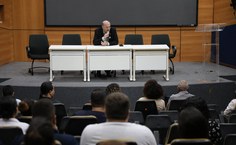 Reitor Tonholo faz saudação aos novos servidores