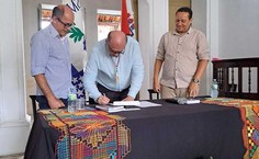 Reitor Tonholo assina termo de cooperação técnica com a Montepio dos Artistas, em Penedo