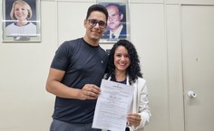 Sirlandro Rodrigues recebeu o termo de posso da professora Viviane Sá