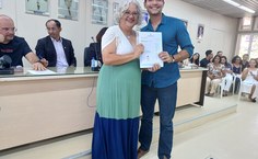Thiago recebendo o termpo de posse da jornalista Lenilda Luna