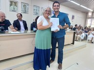 Thiago recebendo o termpo de posse da jornalista Lenilda Luna