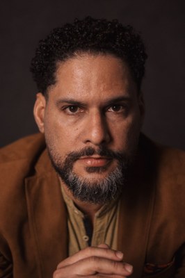 Professor Leonardo Leal aborda como os bancos comunitários no Brasil e bancos éticos na Espanha articulam práticas econômicas e políticas a partir de uma lógica solidária e participativa