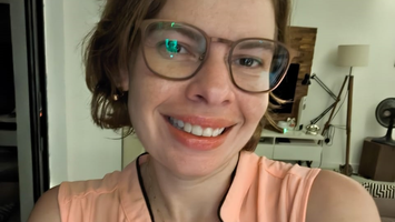 Professora da Ufal concorre a prêmio do TikTok com romance LGBT